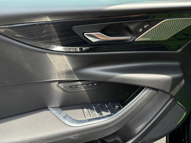 Фото jaguar xe 15