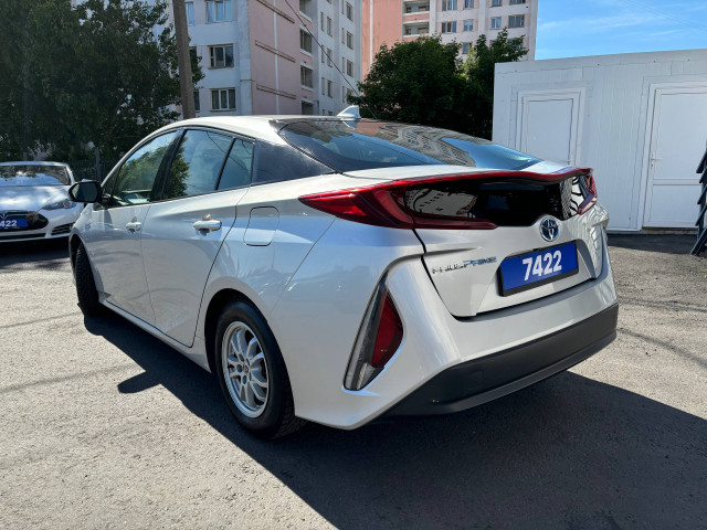 Фото toyota prius prime 7
