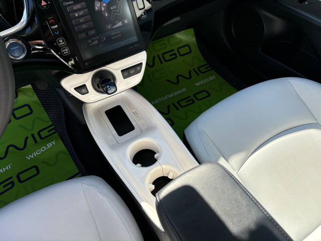 Фото toyota prius prime 13