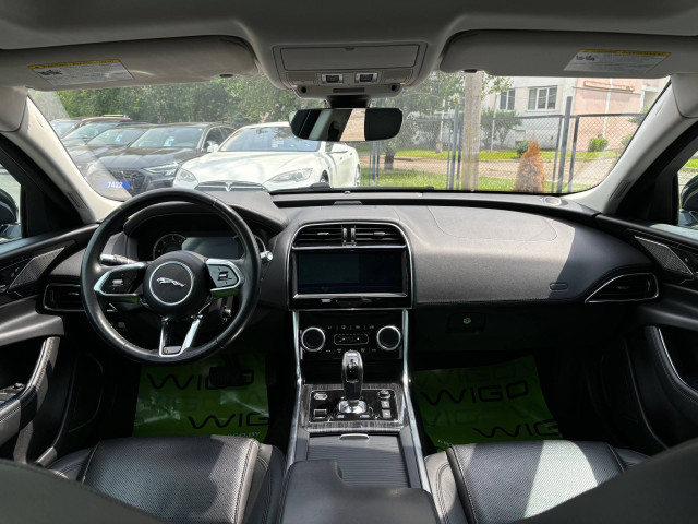 Фото jaguar xe 17