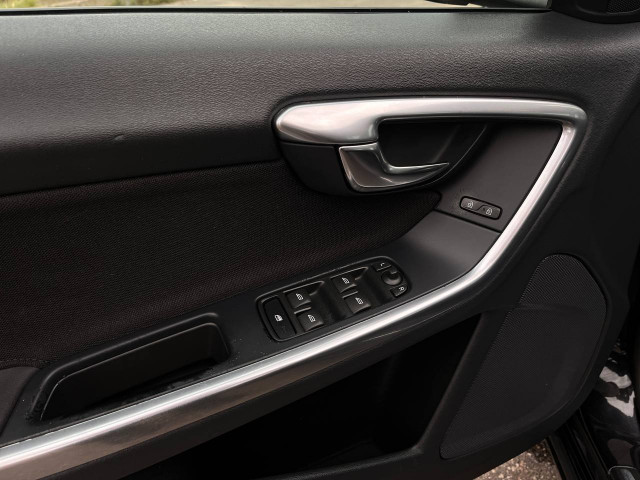 Фото Volvo V60 9