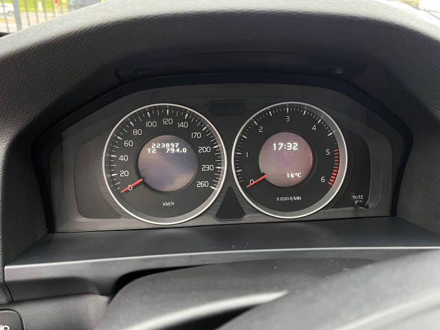 Фото Volvo V60 13