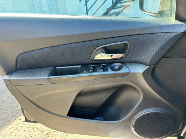 Фото Chevrolet Cruze 15