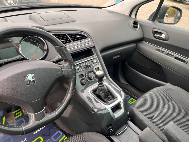 Фото Peugeot 5008 10