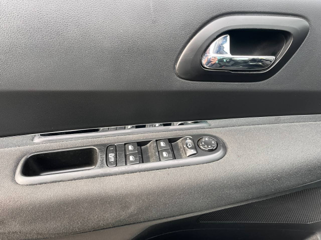 Фото Peugeot 5008 12