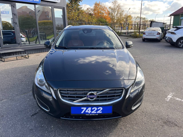 Фото Volvo V60 2