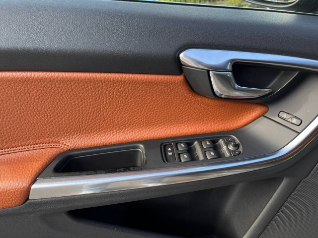 Фото Volvo V60 9