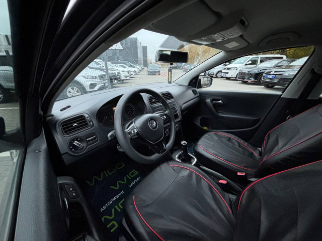 Фото Volkswagen Polo Sedan 15